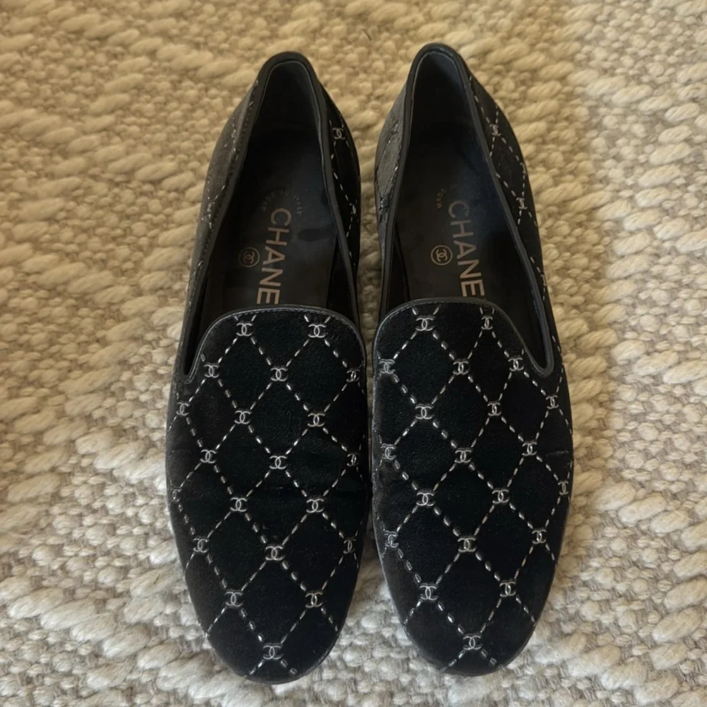 CHANEL - Women’s Grey Velvet Quilted CC Logo Loafers Slippers - Size: 37.5